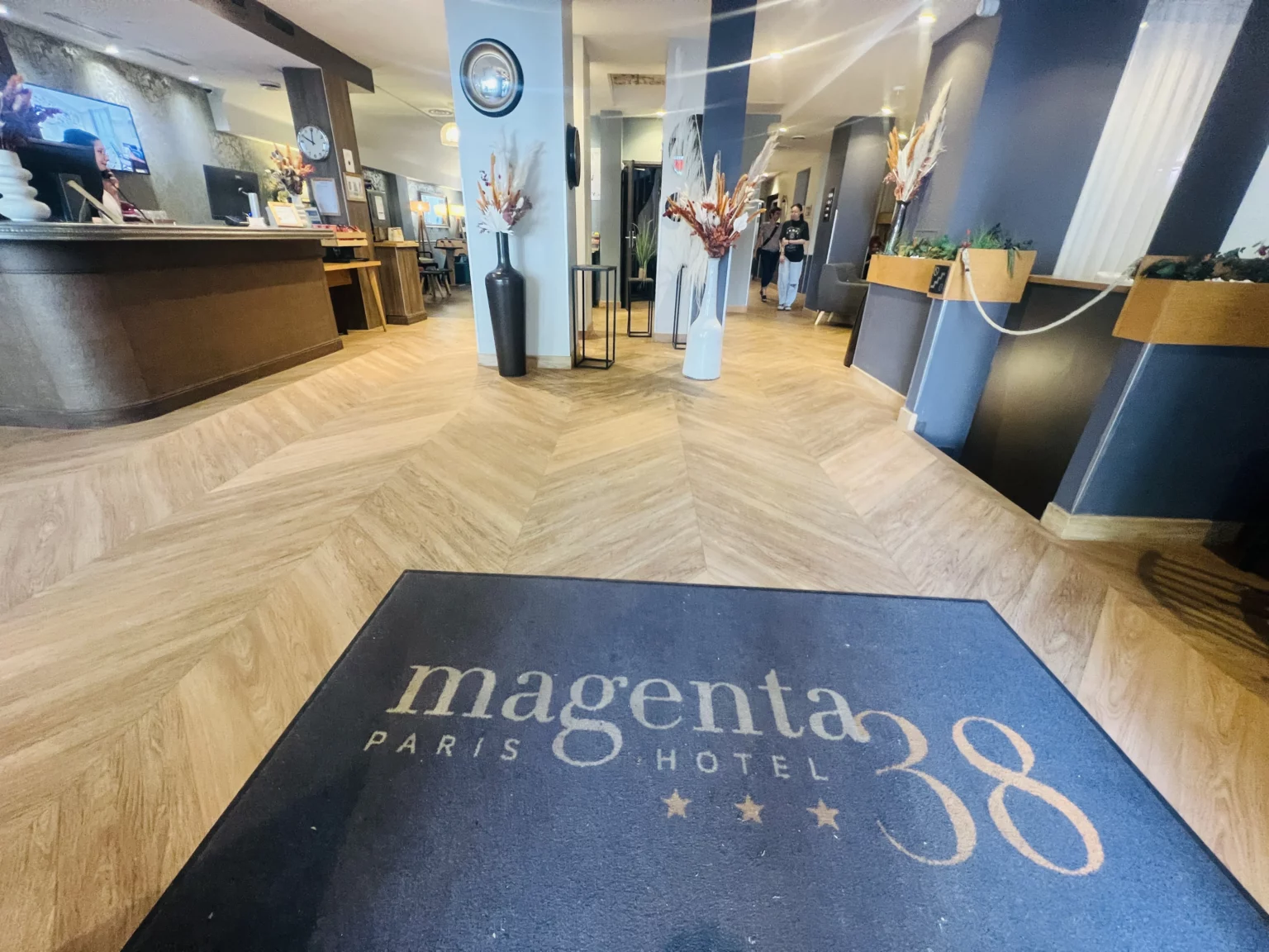 Hall d'entrée rénové de l'Hôtel Magenta 38 à Paris