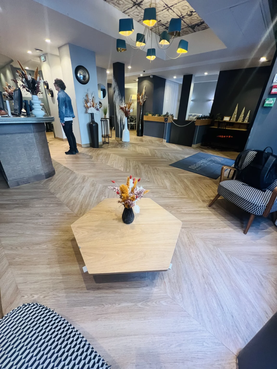 Salon lobby de l'Hôtel Magenta 38 Paris au confort thermique optimisé