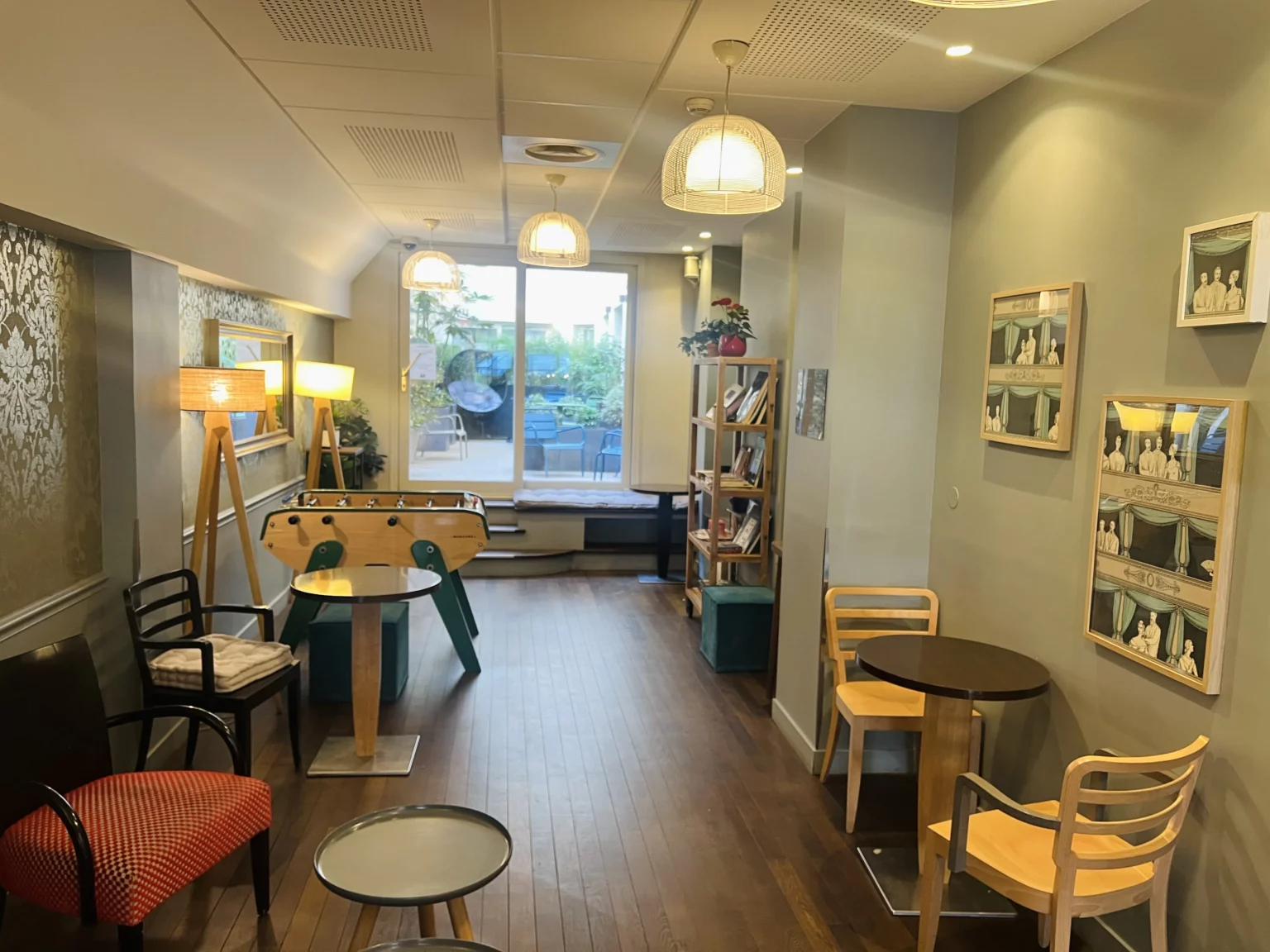 Espace détente de l'Hôtel Magenta 38 ouvert sur le patio, Paris