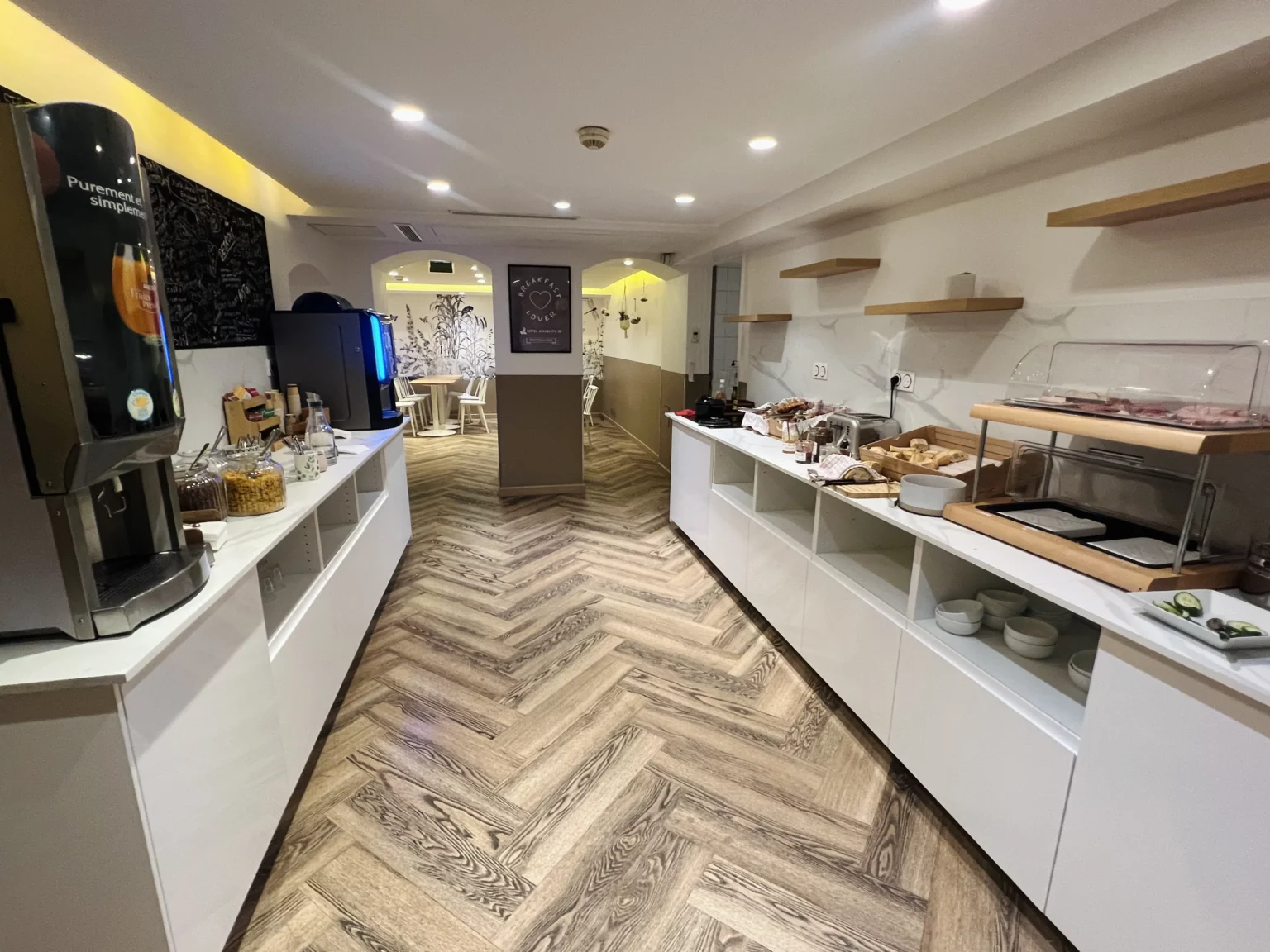 Salle de petit-déjeuner ventilée de l'Hôtel Magenta 38 à Paris