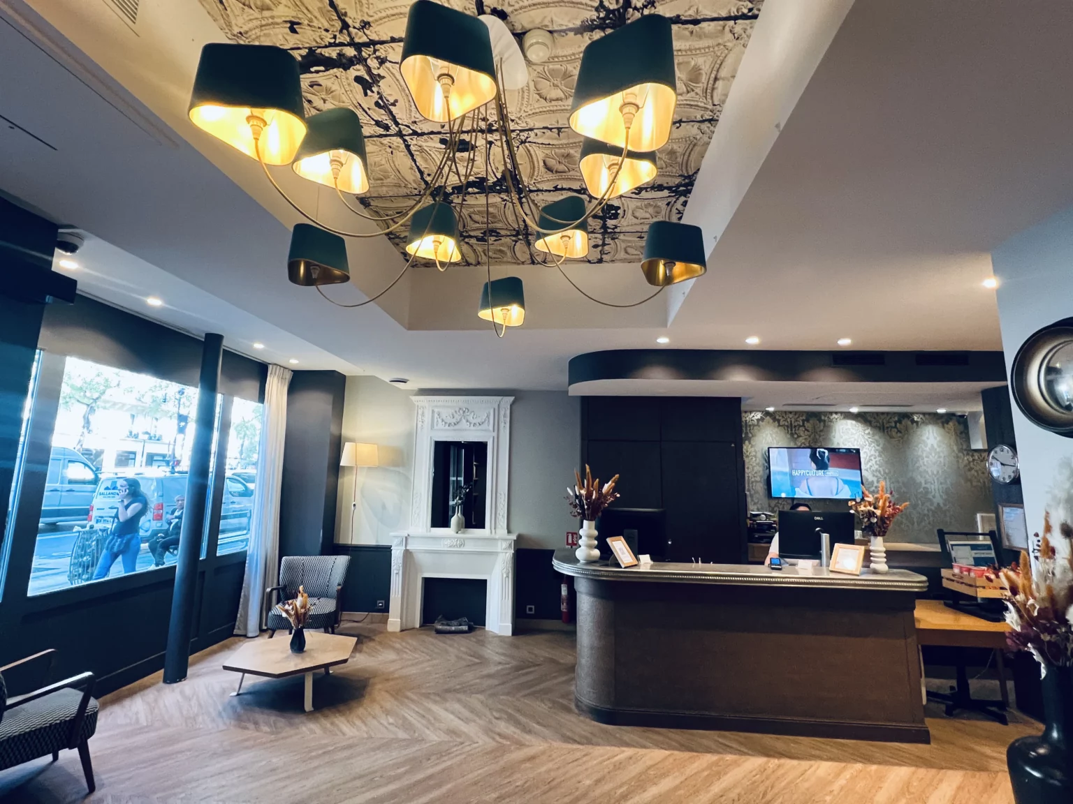 Accueil de l'Hôtel Magenta 38 sous la verrière rénovée, Paris