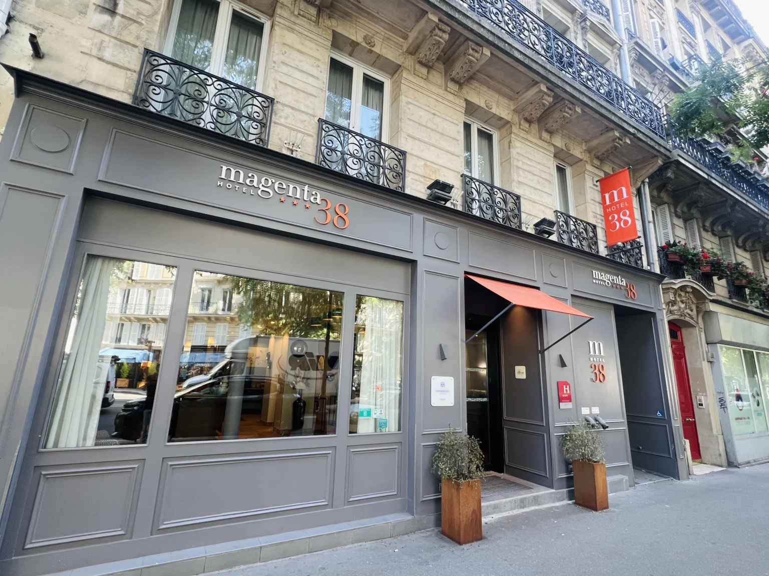 Façade de l'Hôtel Magenta 38, hôtel 3 étoiles rénové à Paris par le Groupe Mongreville