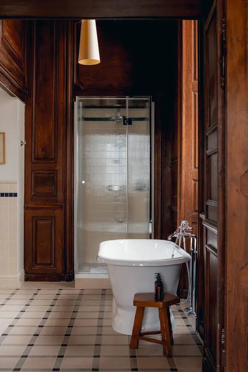 Chambre du Château de Gilly – Les Sources de Vougeot Chambre et salle de bain du Château de Gilly au confort thermique optimisé, technique CVC invisible