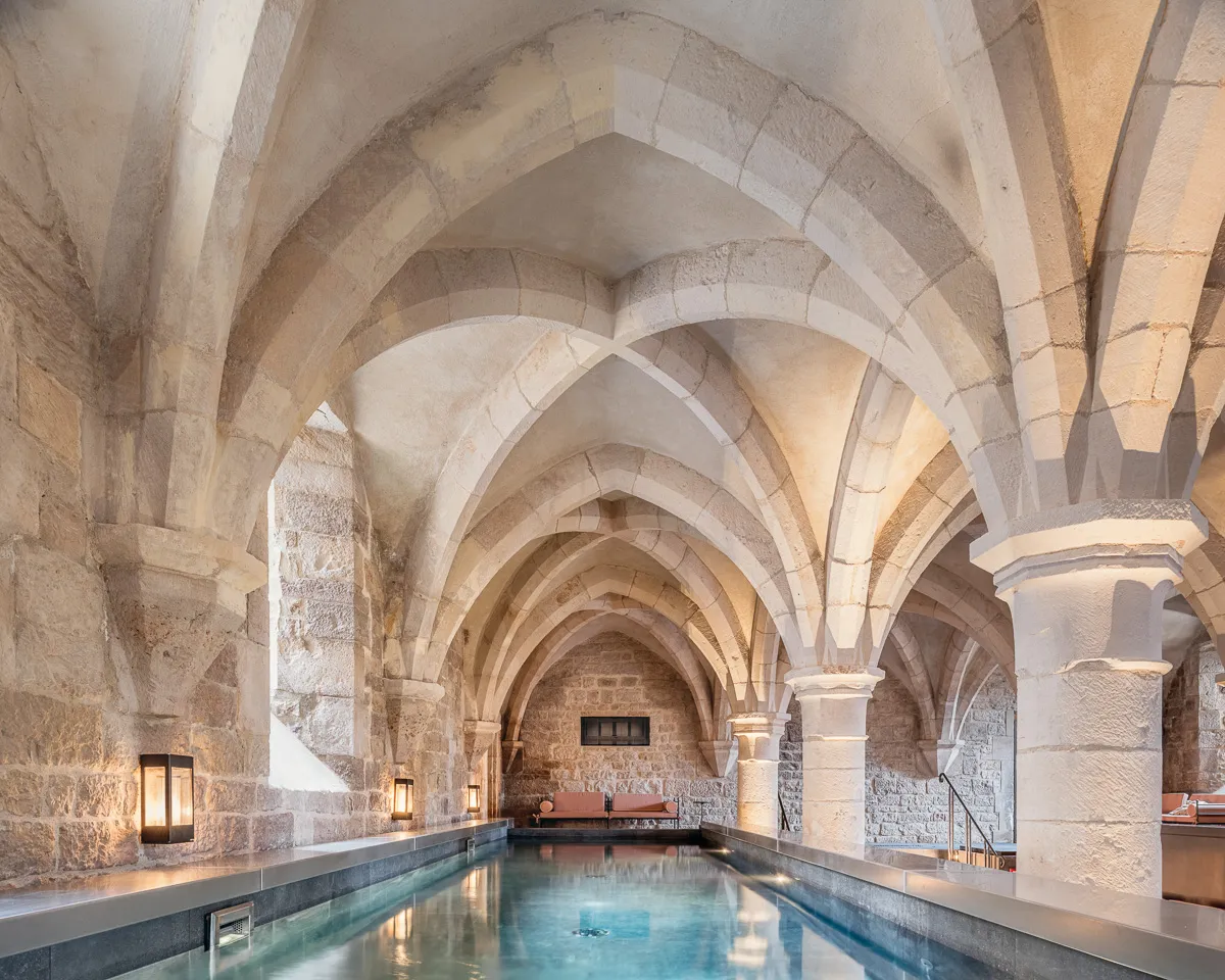 Piscine et spa Les Sources de Vougeot – Château de Gilly Espace piscine et spa du Château de Gilly – Les Sources de Vougeot, bien-être et performance énergétique