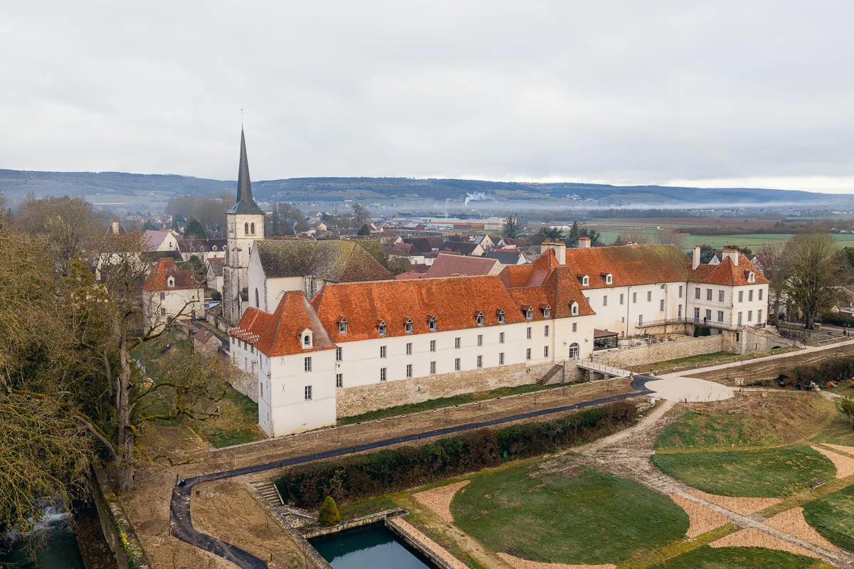 Rénovation CVC discrète du Château de Gilly par le Groupe Mongreville Rénovation CVC du Château de Gilly : solution de climatisation et chauffage discrète intégrée par le Groupe Mongreville
