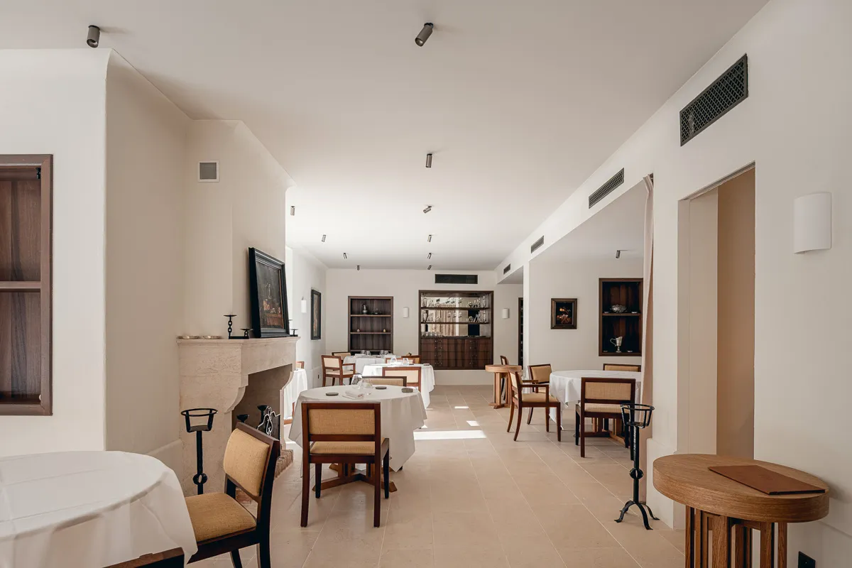 Salle gastronomique du Château de Gilly – Les Sources de Vougeot Salle gastronomique du Château de Gilly, hôtel de prestige au cœur des vignobles de la Côte de Nuits en Bourgogne